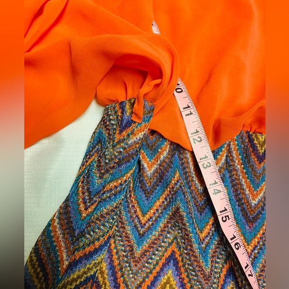 HOT AND DELICIOUS ORANGE DRESS. open sleeves with buttons details Size Medium. - Picture 9 of 9